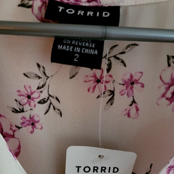 🌹 FROM A SMOKE FREE .🌹DAINTY LIGHT  AIRY, SUMMER BLOUSE. I HAD ELASTIC REMOVAL - Picture 4 of 5